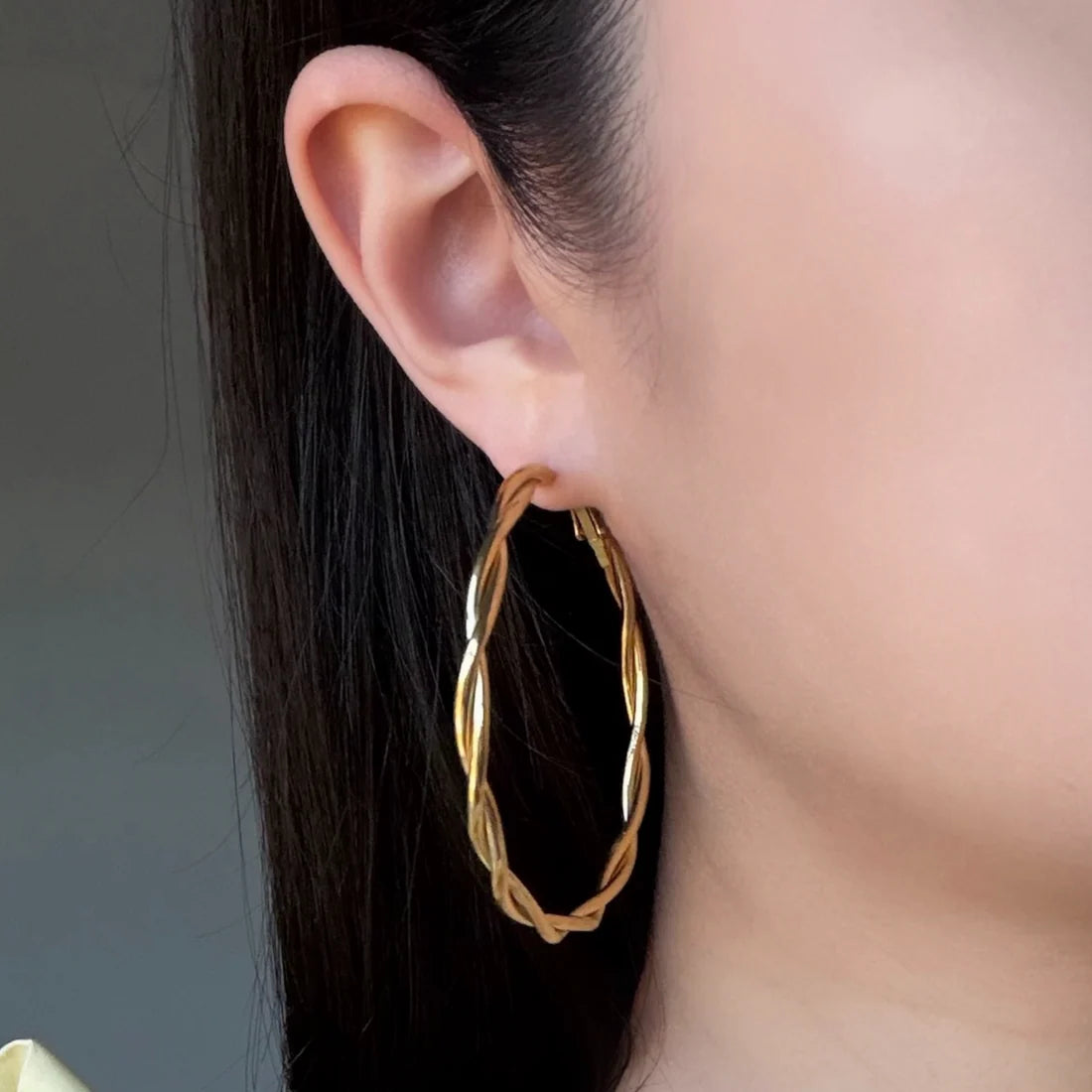 TWIST HOOP